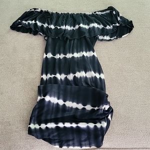 I wear a large but I can't find a size on this. Cute boho off the shoulder